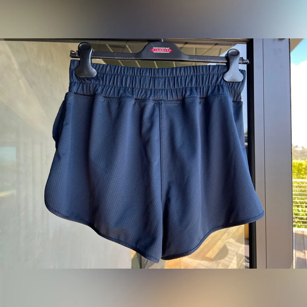 Vuori Micro Mesh High Rise Performance Short 2.5” Ink Blue-Black Small